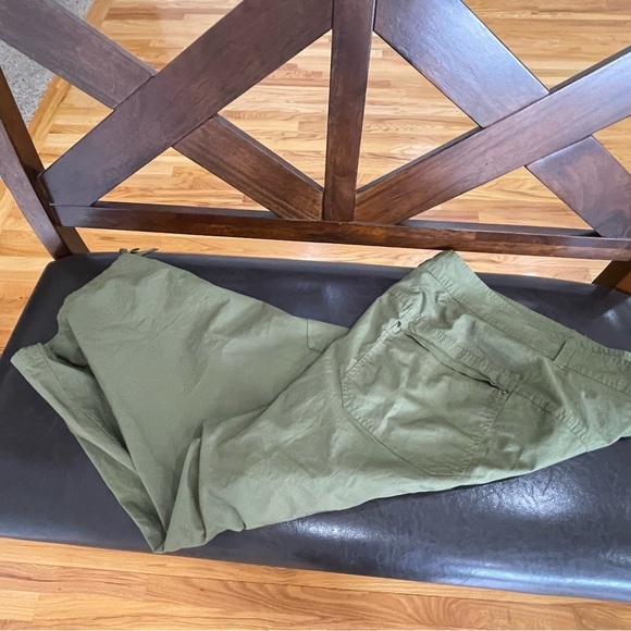 Ellos Women's Plus Size Stretch Cargo Capris size 32 3X casual army green  NWOT - Picture 11 of 16